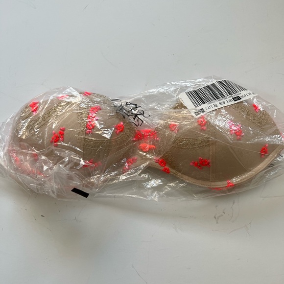 32B Victoria’s Secret 
Lightly-Lined Heart Embroidery Wireless Bra - Picture 2 of 8